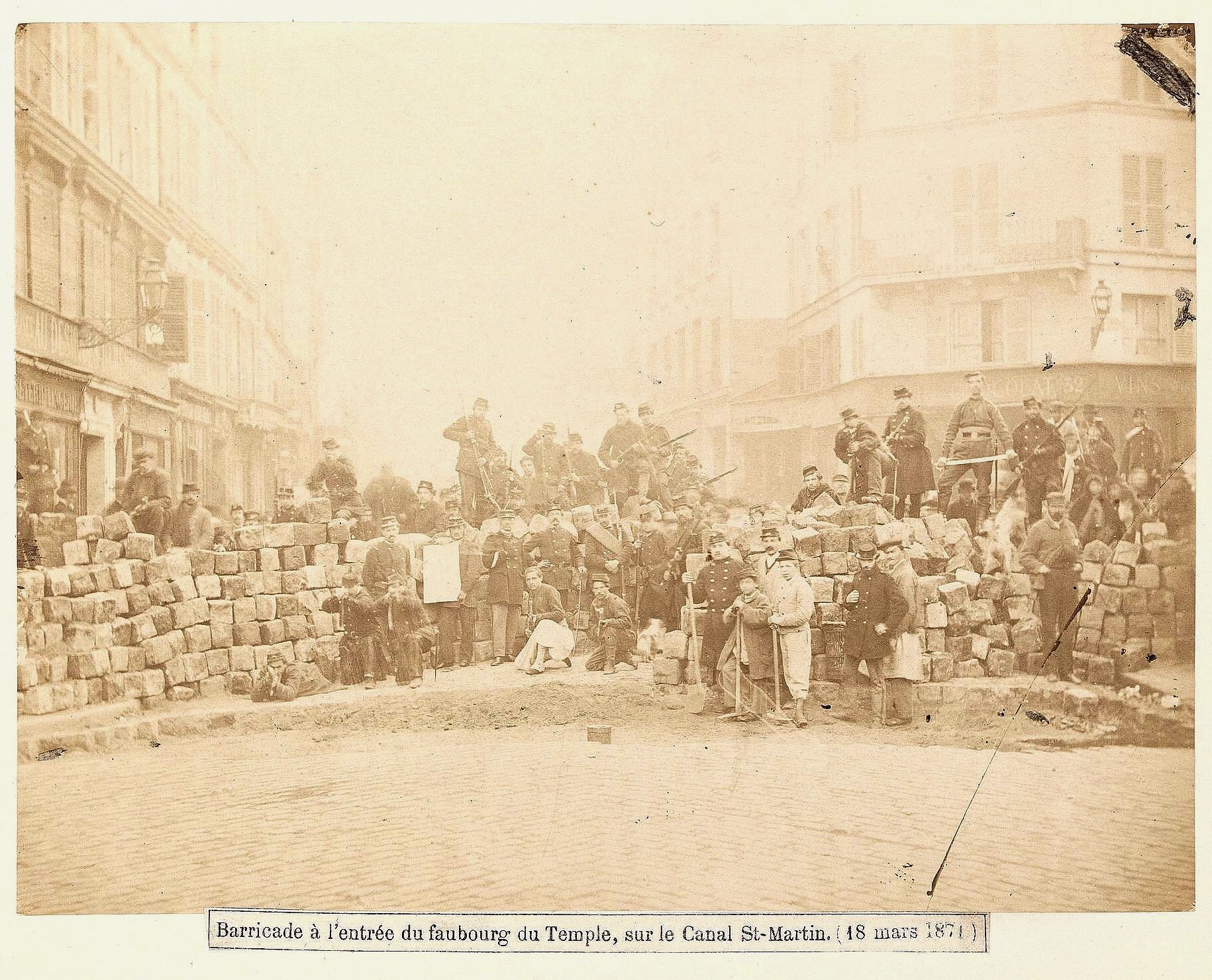 Barricade à l'entree du faubourg du temple sur le canal St-Martin le18 mars 1871 (Image anonyme Musée Carnavalet)