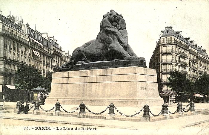 Le Lion de Belfort, et Hommage à Denfert-Rochereau - sculpteur Auguste Bartholdi, date de création : 1878, date d'inauguration : 1880 (Carte postale ancienne, Source : Fonds Debuisson Documentation du musée d’Orsay)