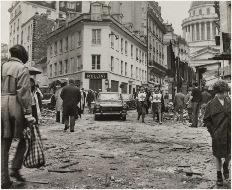Barricades au croisement des rues Lhomond et Ulm à Parie 5e – Mai 1968