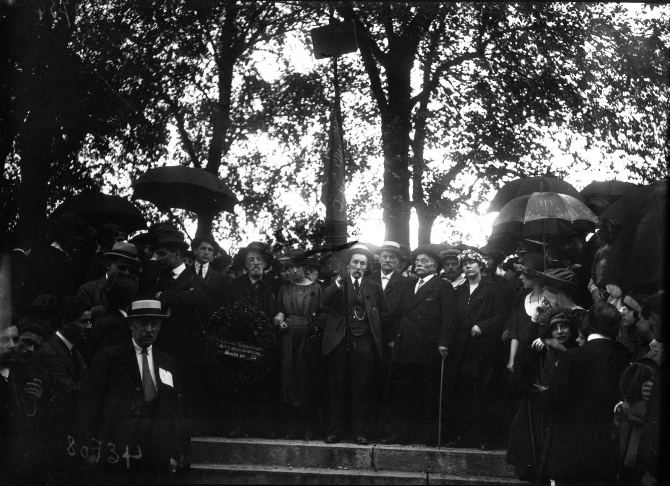  Le mur des Fédérés au Père Lachaise : les survivants de la Commune : [photographie de presse] / Agence Meurisse