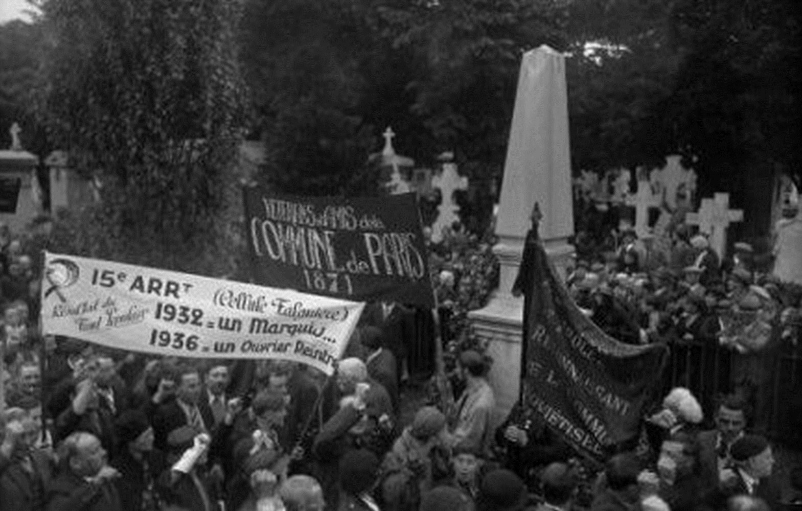 Front populaire. Manifestation au Mur des Fédérés. Le cortège de grèvistes de chez Renault et de vétérans et amis de la Commune. Paris, 24 mai 1936. © Albert Harlingue/Roger-Viollet