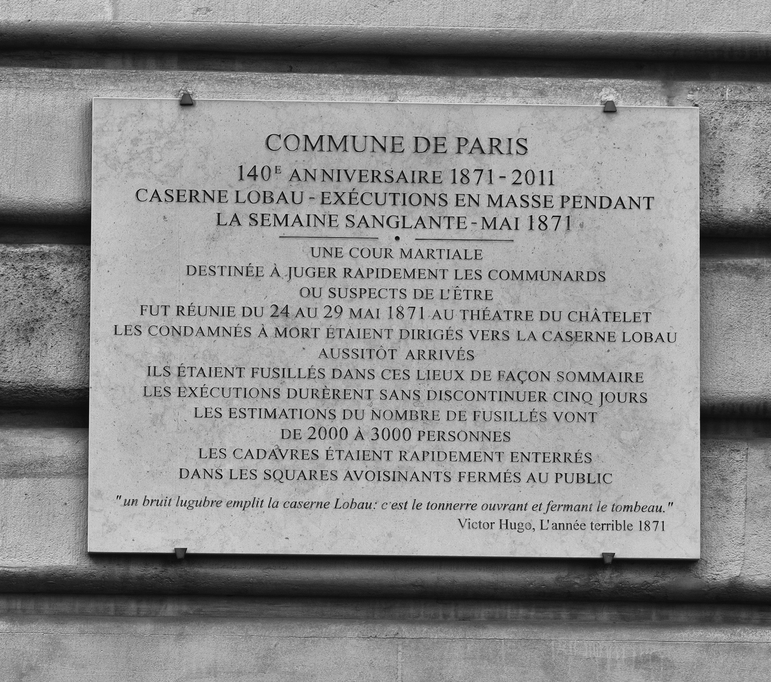 Plaque posée à la caserne Lobau (Paris IVe) commémorant le massacre des communards