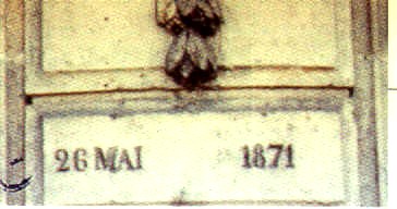 Inscription au n° 3 de la place de la Bastille - 26 mai 1871 -  à l'angle de la rue Saint Antoine, et à la hauteur du premier étage.