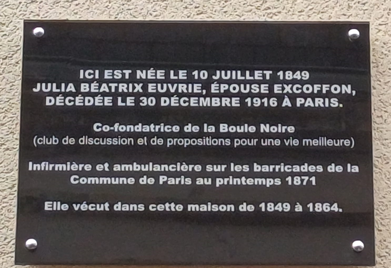 Plaque sur le mur de la maison natale de Julia Béatrix Euvrie Excoffon