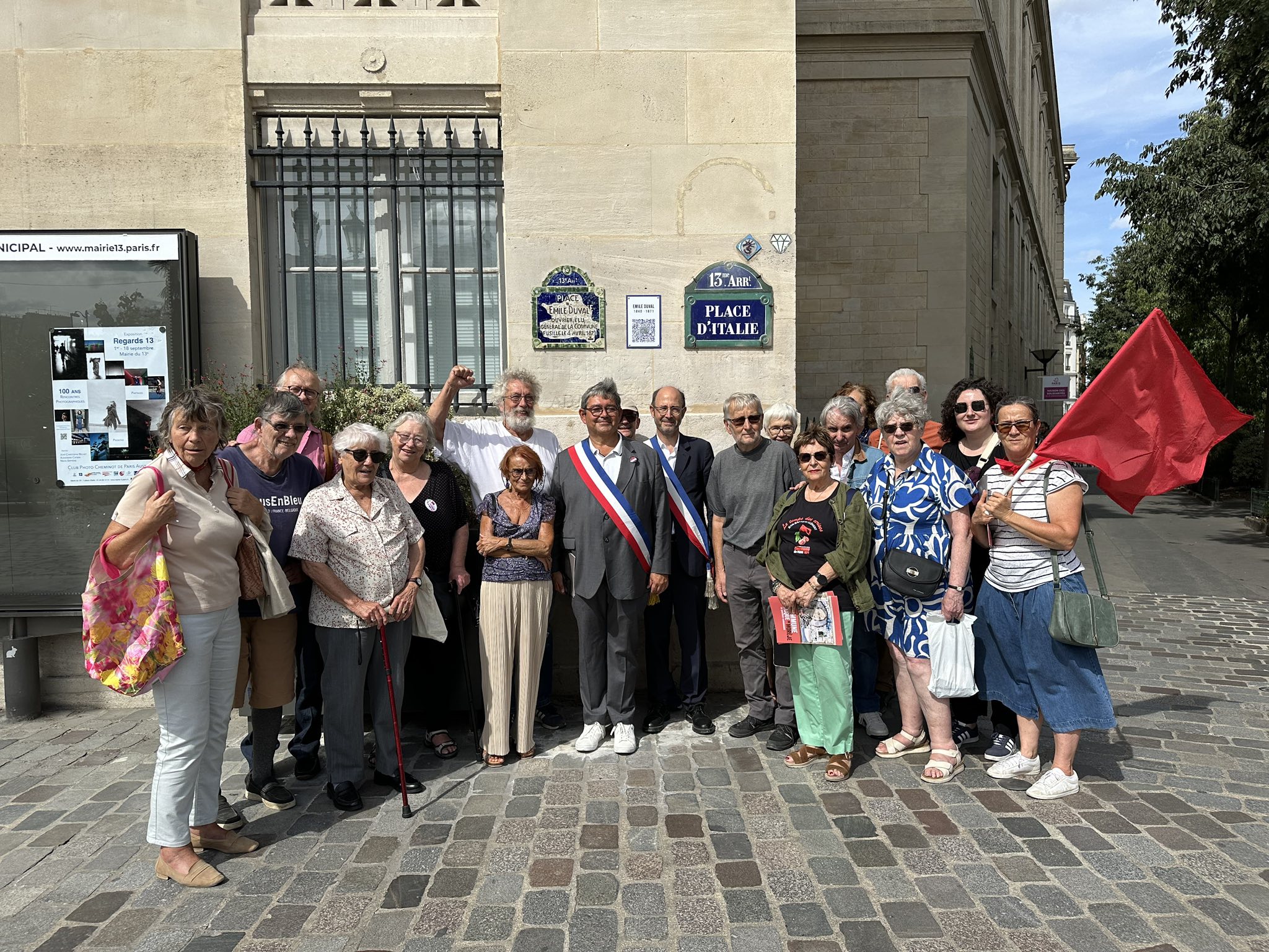 Les Amies et Amis de la Commune avec les élus de Paris 13e devant la plaque "Place Émile Duval" le 27 août 2025