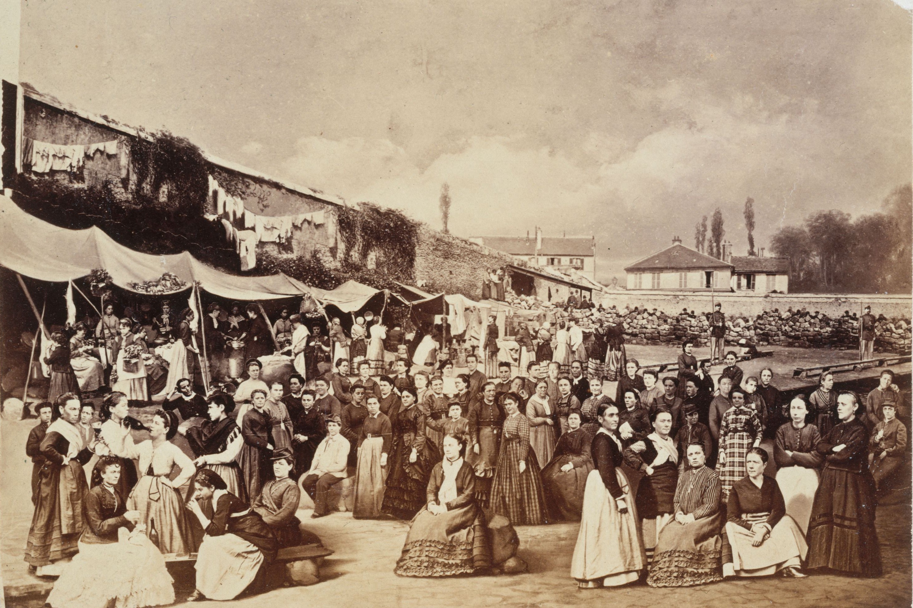 La prison des Chantiers, le 15 août 1871. Photomontage de E. Appert. Louise Michel est à droite, debout, les bras croisés.  (source : © Musée Carnavalet – Histoire de Paris)