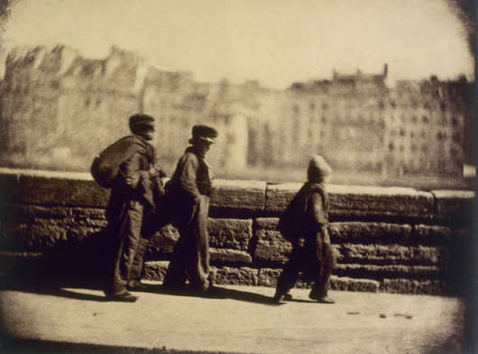 Charles Nègre, Les Ramoneurs en marche avant mai 1852, photographie, tirage sur papier albuminé  (source : © Musée Carnavalet – Histoire de Paris)