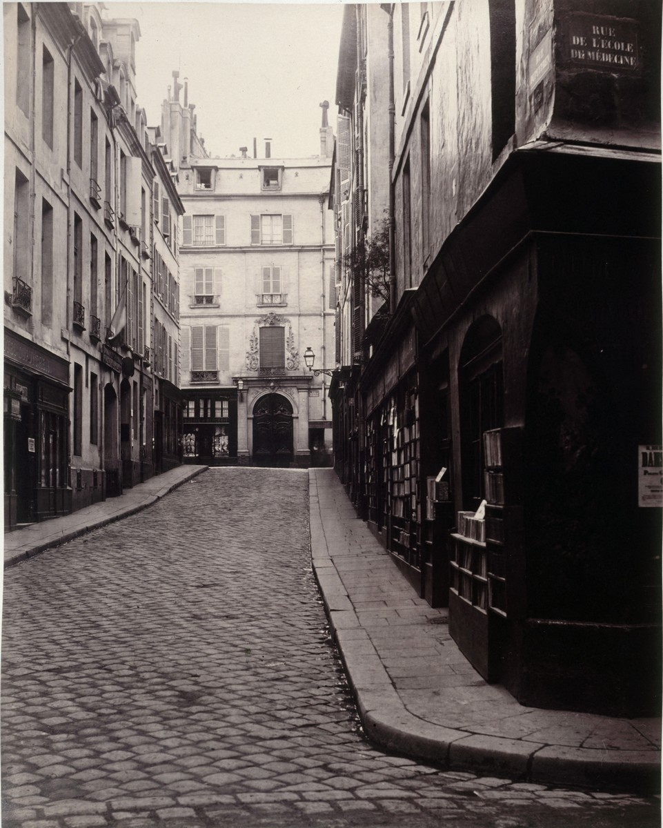 La rue Dupuytren, vers 1866, photographie de Charles Marville (1813-1879), (© collection du Musée Carnavalet, Paris)