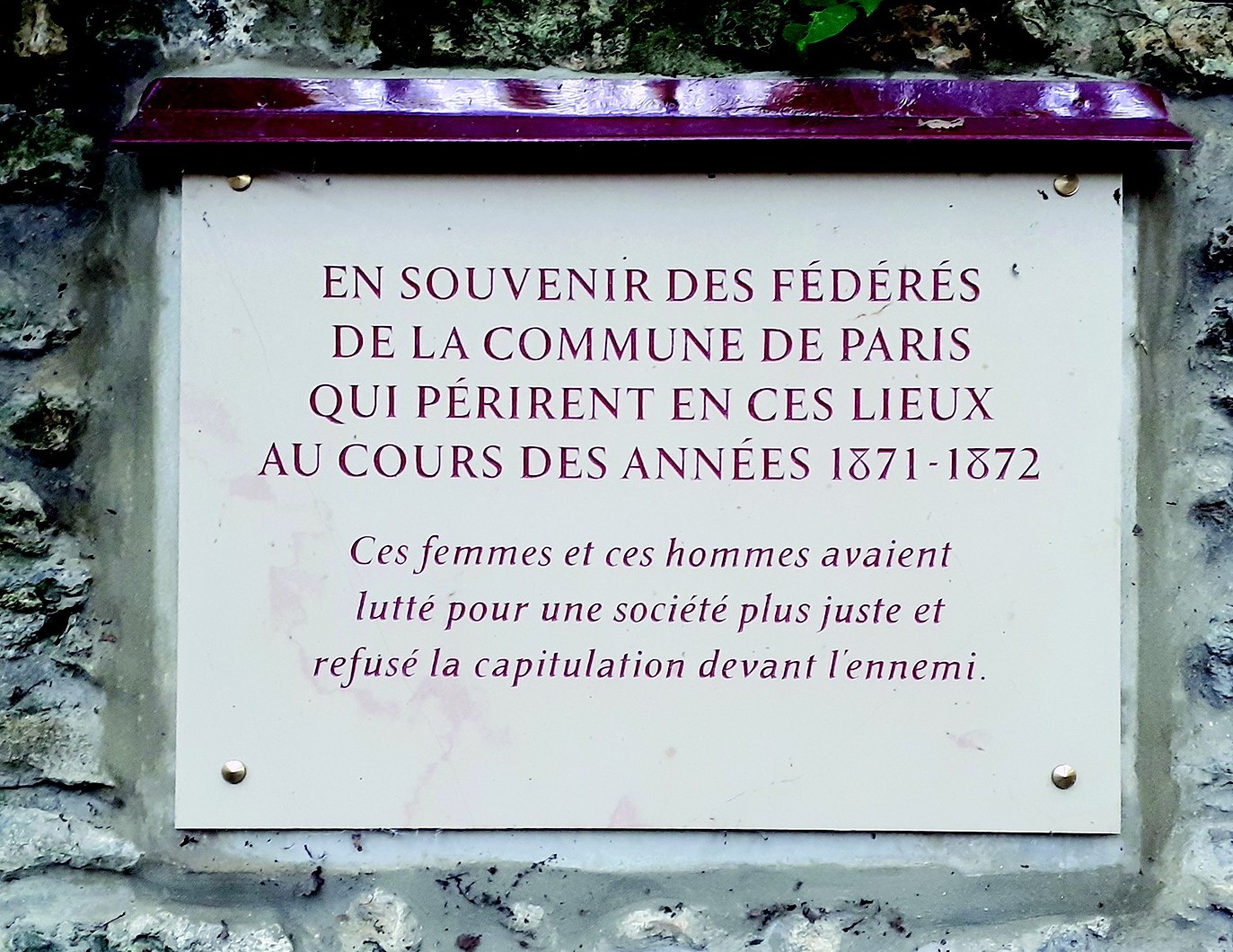 Nouvelle plaque à Satory au Mur des Fédérés de Versailles-Satory, en souvenir des combattantes et combattants fédérés de la Commune