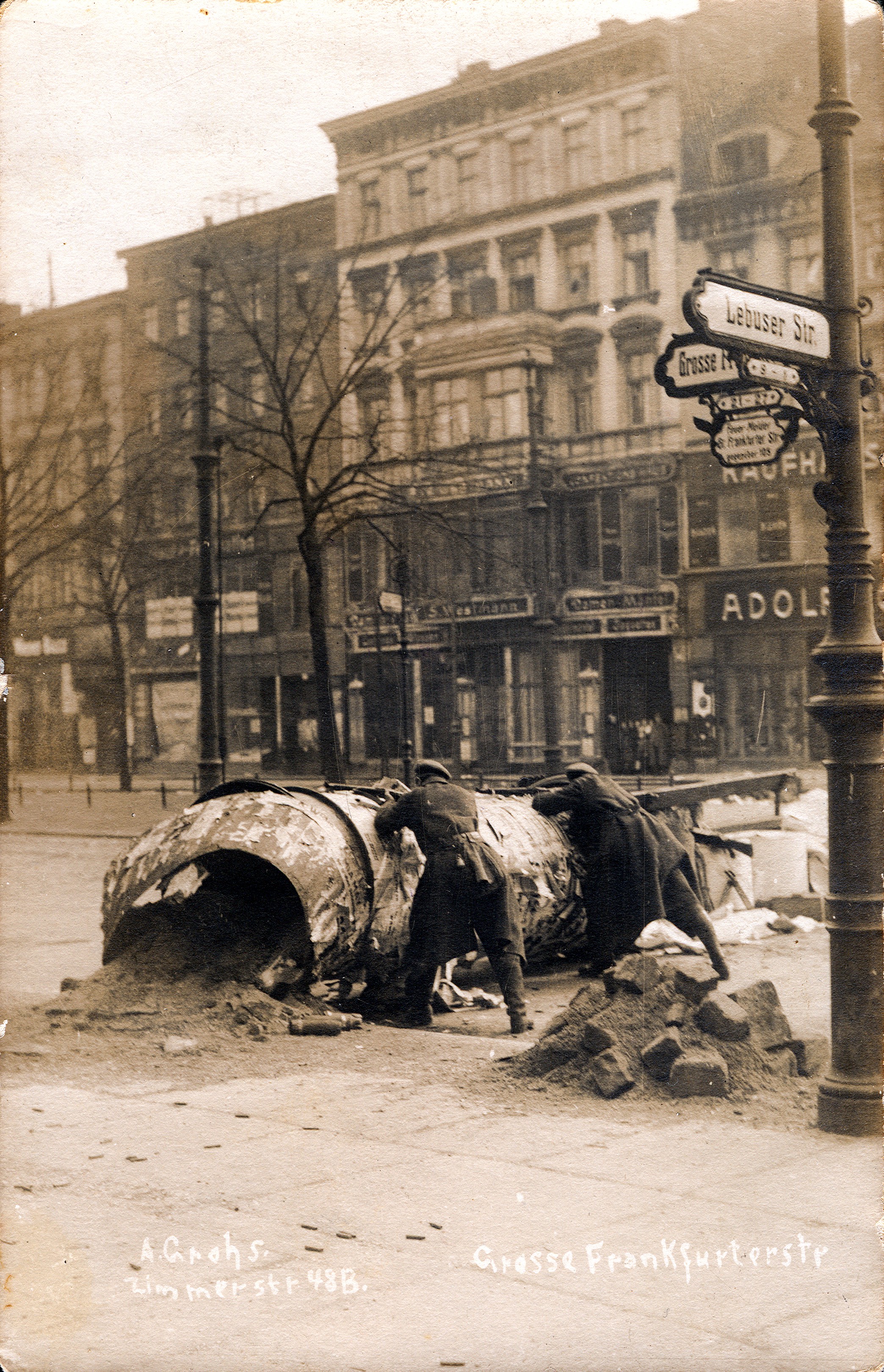 Barricade à Berlin durant le soulèvement spartakiste, en janvier 1919 (Source : https://www.wikiwand.com/fr/R%C3%A9volte_spartakiste_de_Berlin )