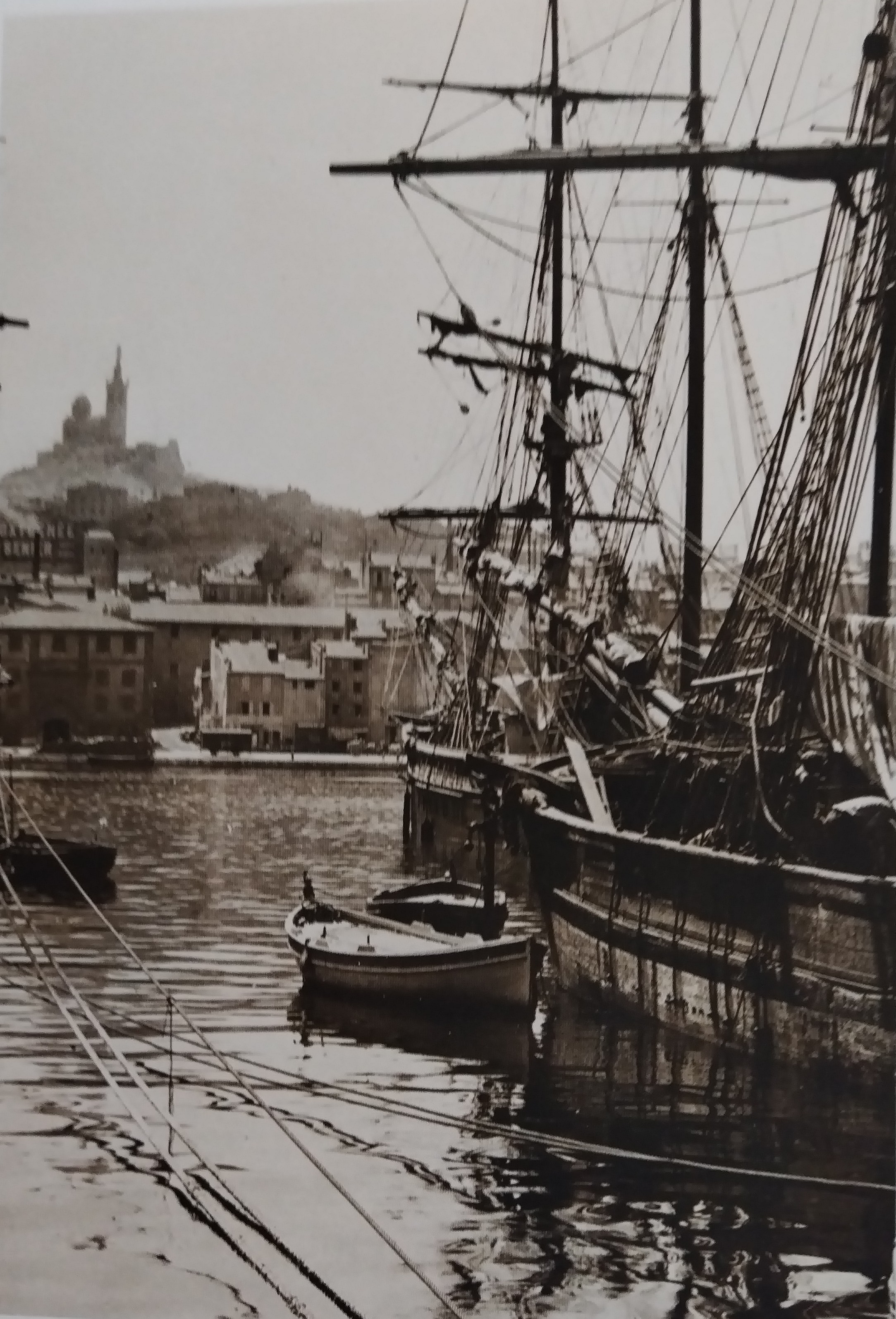 Le vieux port de Marseille en 1871. À l'horizon, Notre Dame de la Garde.