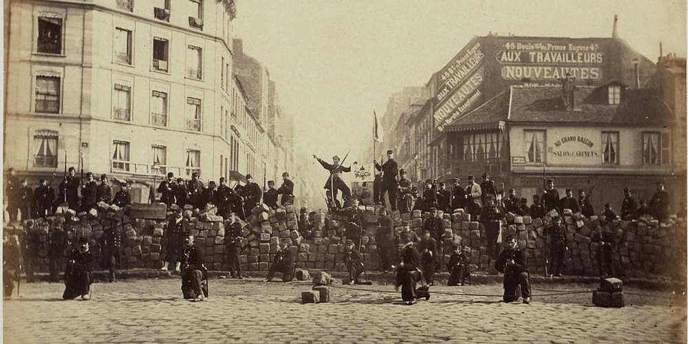 Barricade de la Chaussée Menilmontant le 18 mars 1871 - aux-travailleurs, photographie anonyme (source : © Musée Carnavalet – Histoire de Paris)