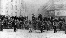 Barricade de la Chaussée Menilmontant le 18 mars 1871 - aux-travailleurs, photographie anonyme (source : © Musée Carnavalet – Histoire de Paris)